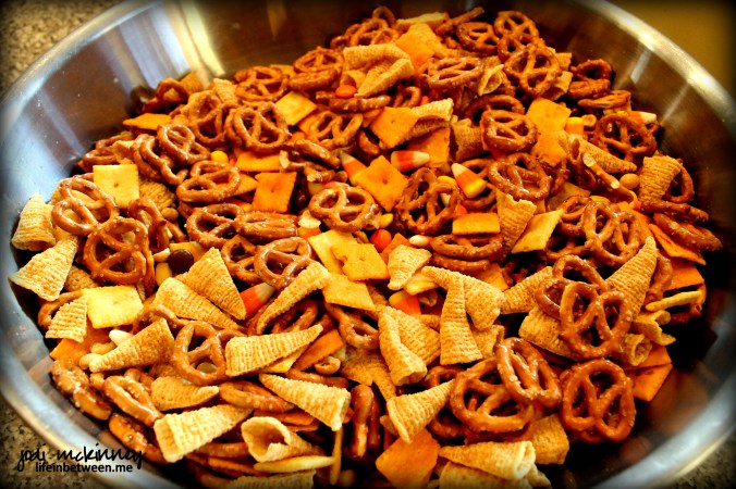 thanksgiving crack snack mix bowl