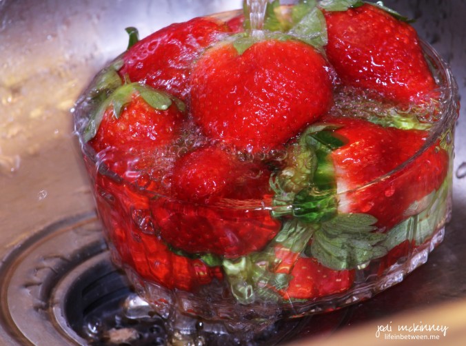 strawberries wash 1