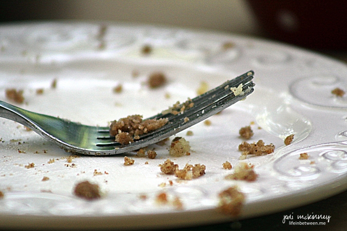 empty crumb cake plate