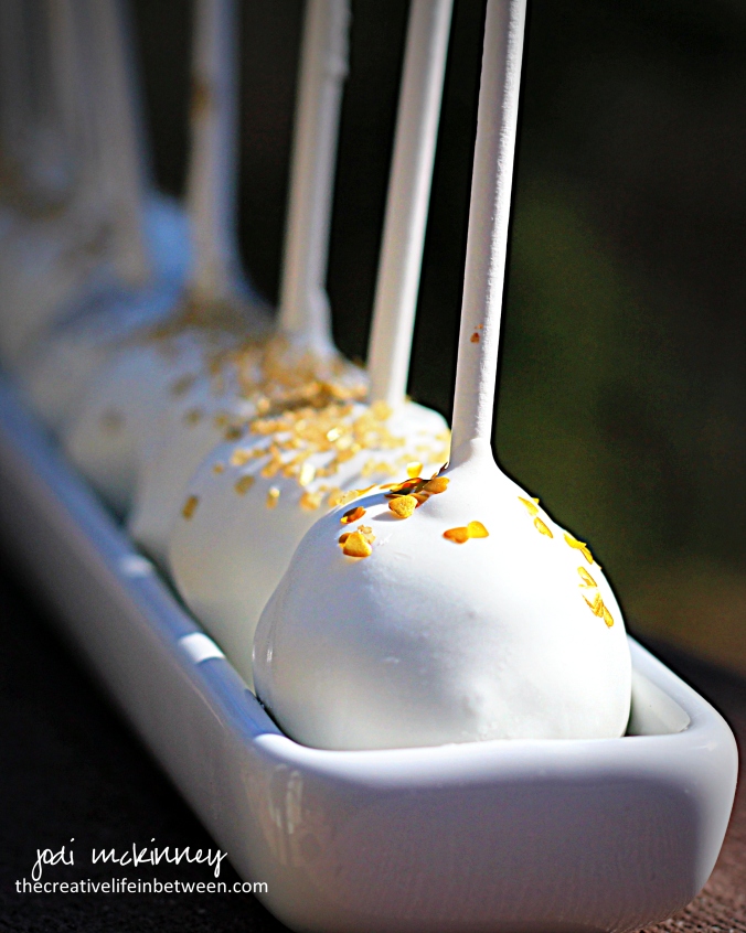 white-and-gold-elegant-cookie-pops